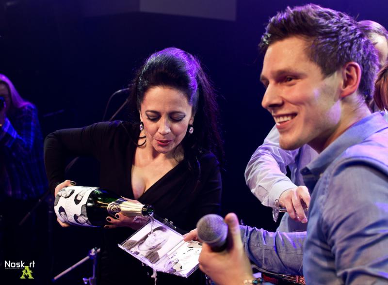 Momenty Pavla Callty pokřtěny. Lucie Bílá zakmotřila, oslavenec se rozplýval blahem a fanoušci div nezbořili sál. 