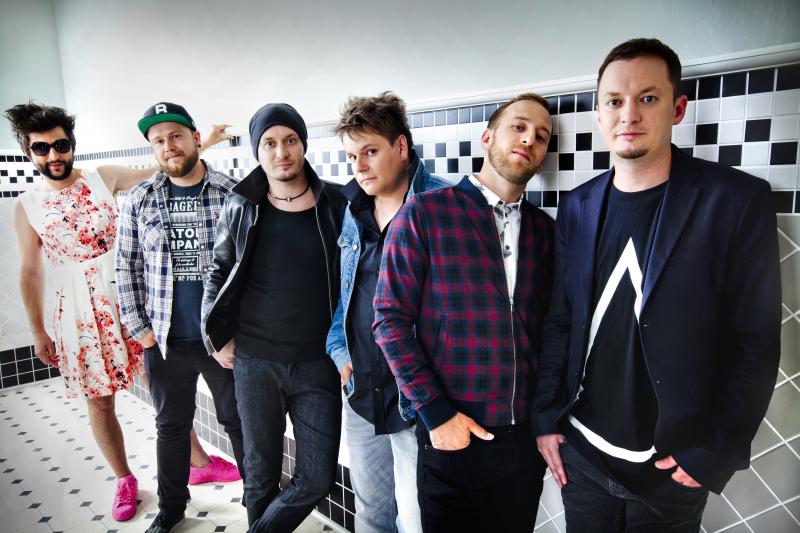 Skupina UDG vyrazila na turné s Xindlem X a Voxelem a už za týden vydá album Emotikon.