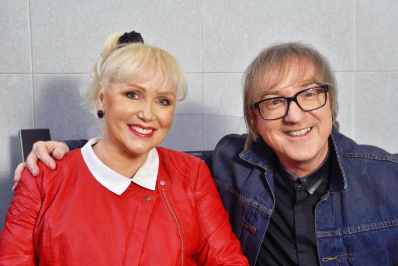 Nový singl Mira Žbirky AKÁ SI PRÍŤAŽLIVÁ doplňuje zajímavý klip a nové fotky s Marikou Gombitovou.